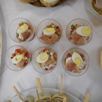 Catering od Hotelové školy Světlá na cestářském rodeu - obložené misky / pohárky