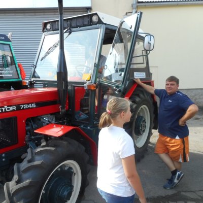 Cestářské rodeo - traktor Zetor 7245 s personálem