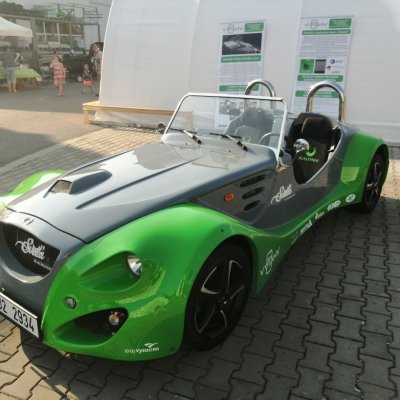 Účast SŠ Světlé VM na dnu otevřených dveří firmy VÝTAHY, s. r. o. - sportovní roadster postavený studenty školy